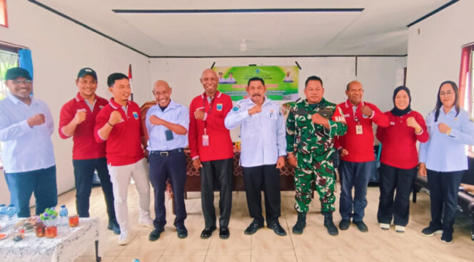 
					Penyaluran beras secara simbolis yang dilakukan di Balai Kampung Trikora, Rabu, 13 Agustus 2025. (KabarPapua.co/Yosias Wambrauw)