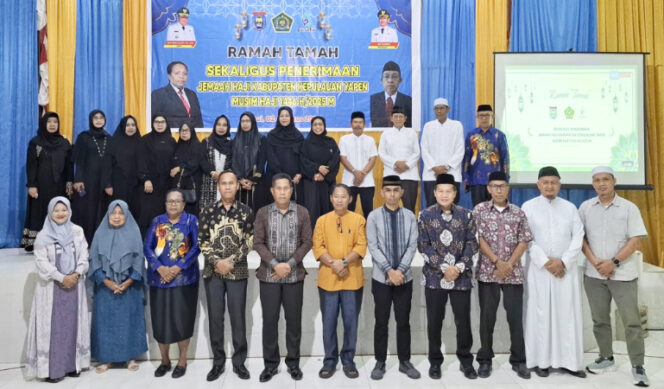 
					Foto bersama usai acara ramah tamah di Gedung LPP RRI Serui. (KabarPapua.co/Ainun Faathirjal)
