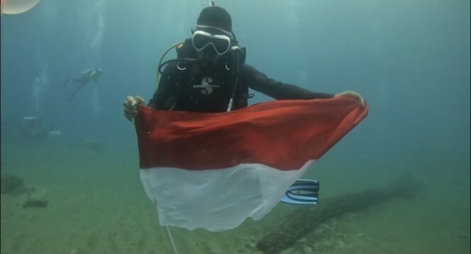 
					Pembentangan Bendera Merah Putih di bawah Laut Jayapura. Foto: ist