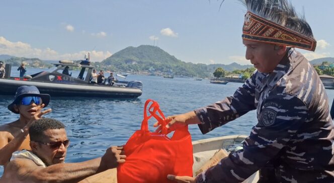 
					Pejabat Sementara Wakil Komandan Kodaeral X Jayapura, Kolonel Laut (P) Rizaldi membagikan sembako kepada nelayan di pesisir laut Jayapura. Foto: Imelda/KabarPapua.co