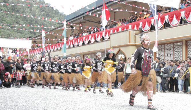 
					Divisi Grasberg Earthworks berkolaborasi
dengan Paguyuban Papua menghadirkan
budaya kearifan lokal masyarakat Papua
dengan atribut pakaian adat Papua. (Foto dok: PTFI)