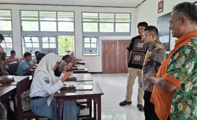 
					Anggota DPRK Kepulauan Yapen Rian Hendrik saat melaksanakan sidak di SMAN 2 Serui, Kamis, 21 Agustus 2025. (KabarPapua.co/Ainun Faathirjal)