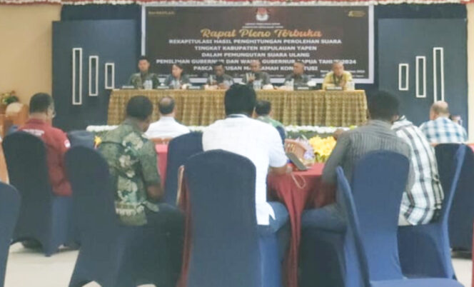 
					Suasana pembukaan rapat pleno terbuka rekapitulasi hasil perhitungan perolehan suara tingkat Kabupaten Kepulauan Yapen pada PSU Pilgub Papua di Hotel Maureen Serui pada, 10 Agustus 2025. (KabarPapua.co/Ainun Faathirjal)