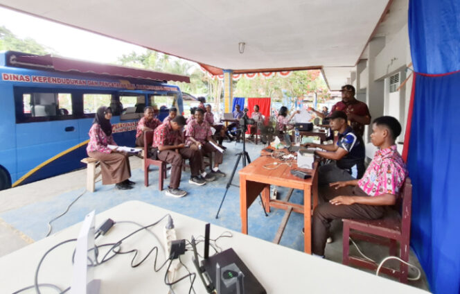
					Disdukcapil Kepulauan Yapen melaksanakan salah satu inovasi dengan brand bernama PALING PUAS atau Pelayanan Adminduk Keliling Untuk Anak Sekolah, yang digelar di SMAN 2 Serui. (KabarPapua.co/Ainun Faathirjal)