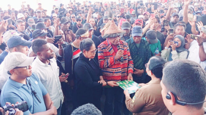 
					Saat Penjabat Sekda Papua Suzana Wanggai menerima aspirasi pengunjuk rasa damai di halaman Kantor Gubernur Papua. (KabarPapua.co/Imelda)