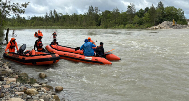 
					Tim SAR Gabungan Timika melakukan pencarian korban tenggelam di Kali Jernih. Foto: SAR Timika
