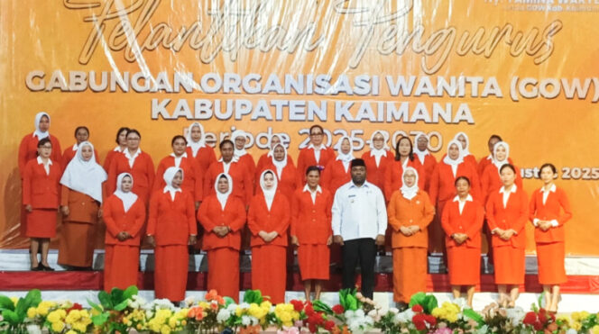 
					Wabup Kaimana Isak Waryensi dan Ketua GOW Papua Barat Lina Lakotani saat foto bersama dengan Pengurus GOW Kabupaten Kaimana usai acara pelantikan. (KabarPapua.co/Yosias Wambrauw)

