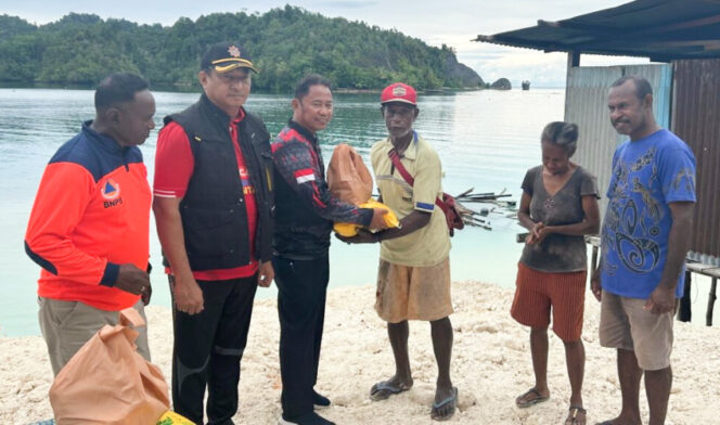 
					Wakil Bupati Kepulauan Yapen Roi Palunga serahkan bantuan dari Pemkab Kepulauan Yapen kepada keluarga terdampak longsor di Kampung Sarwandori I. (Foto IST)
