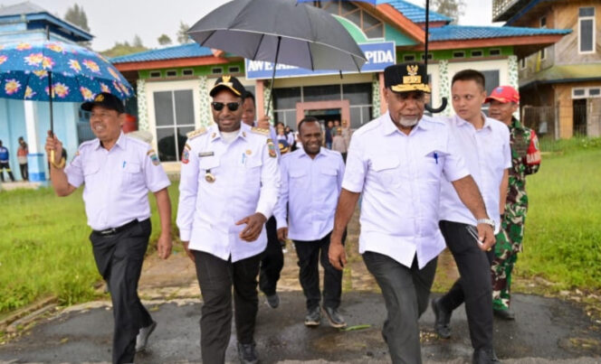 
					Wakil Gubernur Papua Tengah, Deinas Geley (kanan-memakai topi) . Foto: Humas PPT