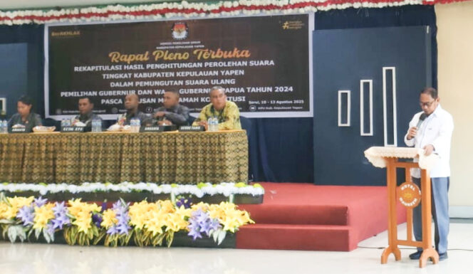 
					Sambutan Wabup Kepulauan Yapen Roi Palunga saat rapat pleno terbuka rekapitulasi hasil perhitungan perolehan suara tingkat kabupaten pada PSU Pilgub Papua. (KabarPapua.co/Ainun Faathirjal)