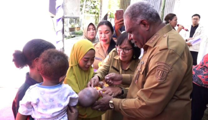 
					Wali Kota Jayapura, Abisai Rollo bersama ibu dan balita. (KabarPapua.co/Natalya Yoku)