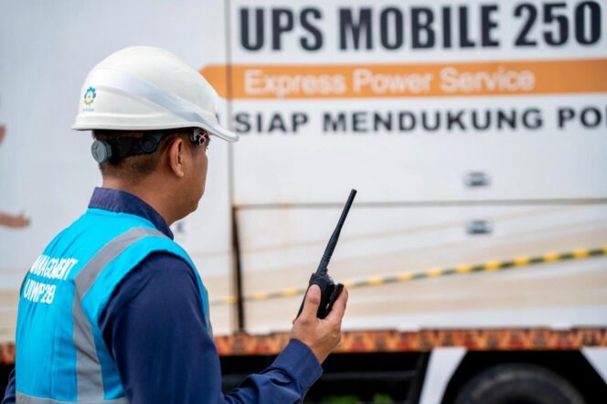 
					Pegawai PLN UIW Papua dan Papua Barat melakukan siaga kelistrikan sebelum kegiatan Debat Publik Calon Gubernur dan Calon Wakil Gubernur berlangsung pada, Rabu 30 Juli 2025. Foto: PLN Papua