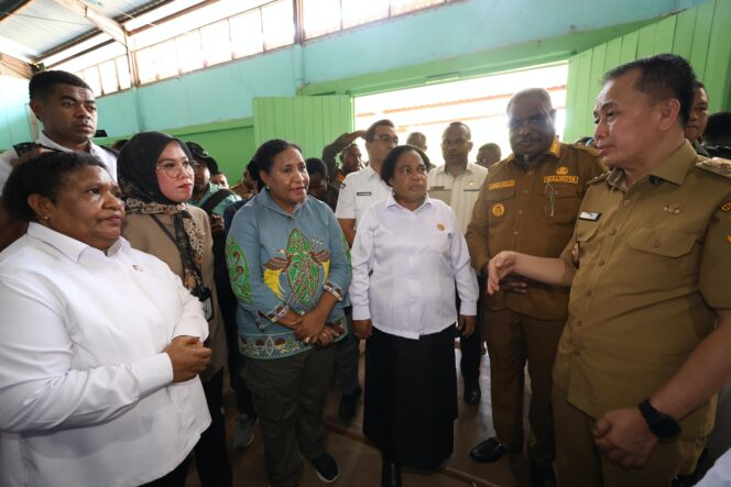 
					Pj Gubernur Papua, Agus Fatoni disela-sela pelepasan distribusi logistik PSU Pilgub Papua. Foto: Diskominfo Papua