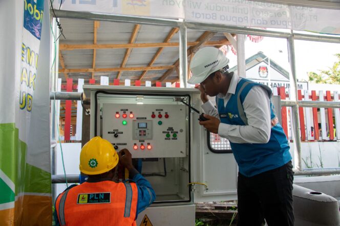 
					Petugas PLN. Foto: PLN Papua 
