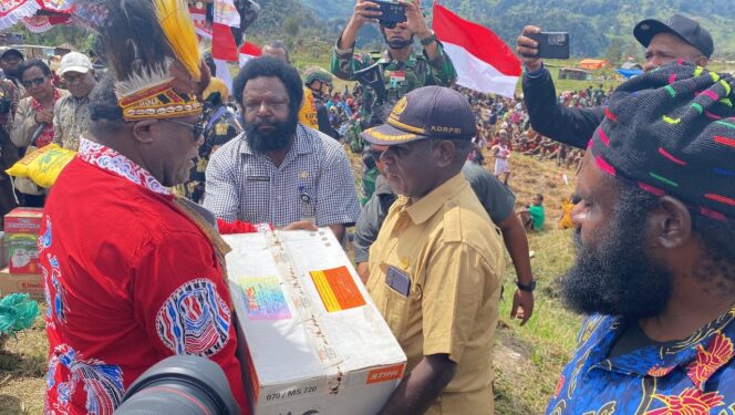 
					Bantuan untuk para pengungsi di Distrik Sinak yang diberikan oleh Gubernur Papua Tengah. Foto: Diskominfo Puncak.