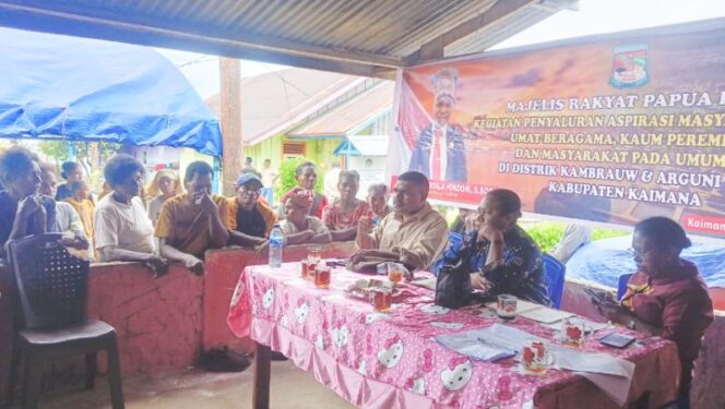 
					Wakil Ketua II MRPB, Fransina Hindom didampingi Wakil Ketua Pokja Adat Ismael Sirfefa dan Sekretaris Pokja Perempuan, Martina Sawi saat bertemu Masyarakat di Kampung Waho. (KabarPapua.co/Yosias Wambrauw)