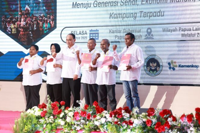 
					Penyerahan surat keputusan badan hukum koperasi merah putih oleh Menteri Koperasi. Foto: Humas PPT 