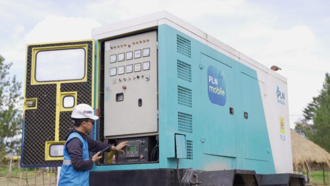 
					Petugas PLN yang bertugas saat festival Lembah Baliem di Wamena, Kabupaten Jayawijaya. Foto: PLN Papua