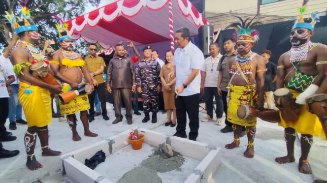 
					Peletakan batu pertama pembangunan dapur sehat MBG di Entrop, Distrik Jayapura Selatan, Kota Jayapura. Foto: Katahrina/Kabarpapua.co