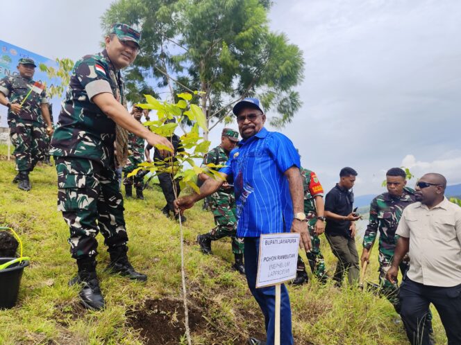 
					Komandan Korem 172/PWY, Brigjen TNI Tago Rio Pasaribu bersama Bupati Jayapura, Yunus Wonda saat penanaman  pohon di Bukit Tungkuwiri Doyo Lama, Kabupaten Jayapura. Foto: Katharina/KabarPapua.co 
