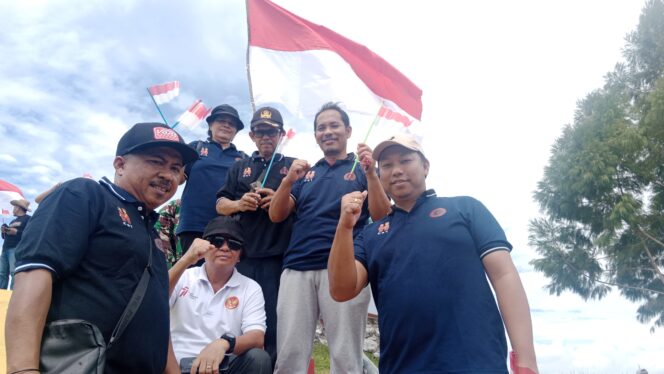 
					Keluarga IKT di Kabupaten Jayapura yang terlibat penanaman 80 ribu pohon di Bukit Tungkuwiri Doyo Lama. Foto: Katharina/KabarPapua.co