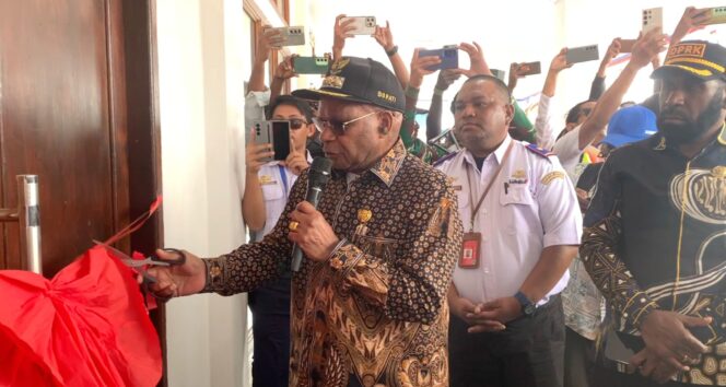 
					Bupati Puncak, Elvis Tabuni saat meresmikan terminal Bandara Ilaga. Foto: Diskominfo Puncak