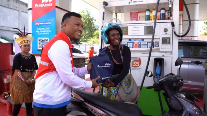 
					Executive General Manager (EGM) Pertamina Patra Niaga Regional Papua Maluku, Isfahani menyapa pelanggan pada momen HUT ke 80 RI. Foto: Katharina/Kabarpapua.co