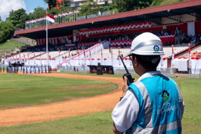 
					Petugas PLN saat mengamankan keandalan listrik pada perayaan HUT ke 80 RI di Lapangan Mandala Kota Jayapura. Foto: PLN Papua 