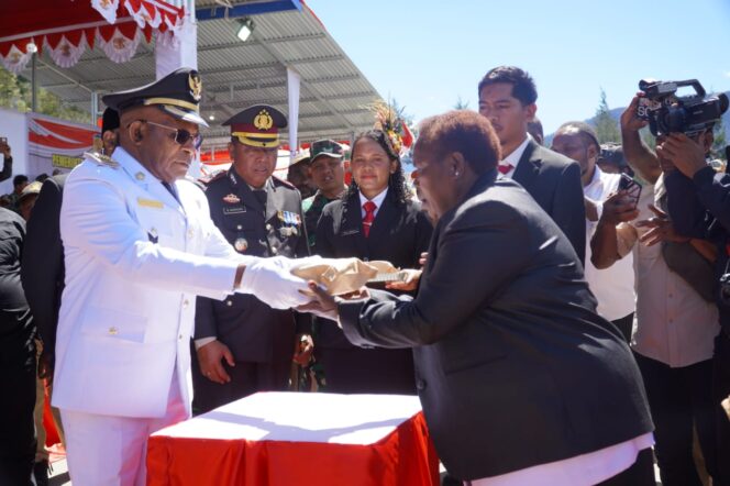 
					Pemberian bantuan dana untuk sekolah Alkitab di Puncak. Foto: Diskominfo Puncak
