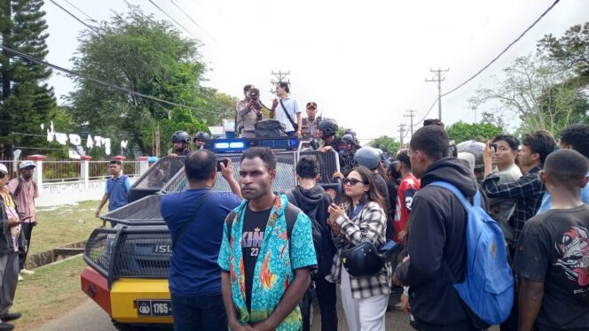 
					Aksi protes massa di Merauke karena penunuan kualitas jaringan internet. Foto: Humas Polda Papua