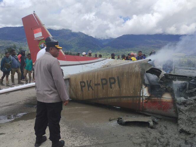 
					Evakuasi badan pesawat Amole Air yang terbakar di Bandara Aminggaru Ilaga. Foto: Humas Polda Papua