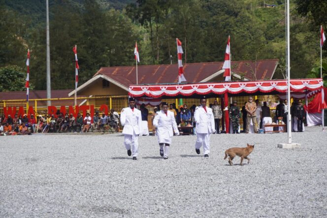 
					3 pemuda dari Kampung Banti yang bertugas sebagai Paskibra pada HUT ke 80 RI. Foto: PTFI