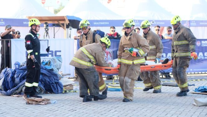 
					Tim Fire & Rescue PTFI saat melakukan tindakan evakuasi penyelamatan pada 
kompetisi IMERC 2025 di Kawasan Industri  Kariangau Balikpapan, Kalimantan Timur. 
Foto: PTFI