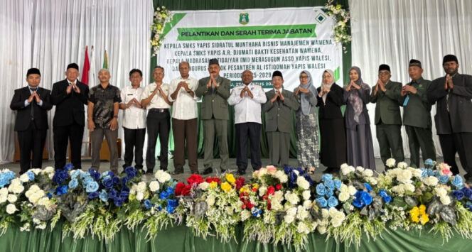 
					Wakil Bupati Jayawijaya Ronny Elopere, S.IP, M.KP menghadiri pelantikan dan sertijab Kepala SMK, MI dan Pesantren di lingkungan Yapis cabang Kabupaten Jayawijaya. Foto: Agris Wistrijya/KabarPapua.co