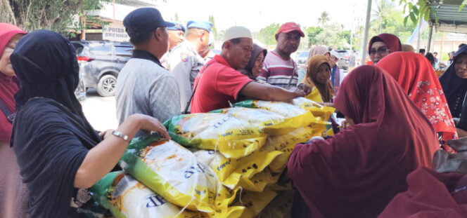 
					Gerakan Pangan Murah Polda Papua di Masjid Masjid Alqsha Sentani, Kabupaten Jayapura, Provinsi Papua.  Foto: Katharina/Kabarpapua.co 