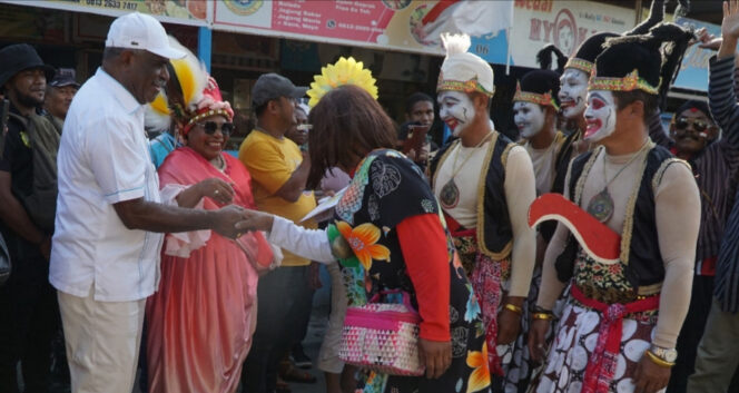 
					Wali Kota Jayapura, Abisai Rollo saat bersama peserta Numbay Nusantara C
Karnaval. Foto: Natalya Yoku/KabarPapua.co