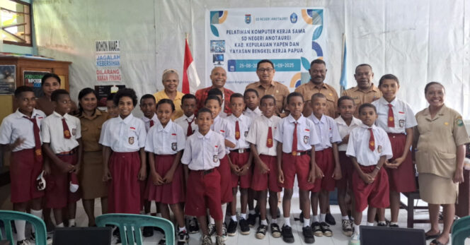 
					Foto bersama pembukaan pelatihan komputer bagi guru dan siswa/i SD Negeri Anotaurei Foto: Ainun Faathirjal/KabarPapua.co