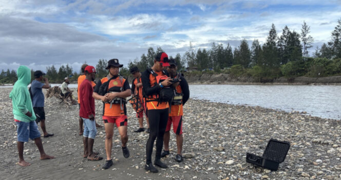 
					SAR Timika melakukan pencarian pendulang emas di kali Jerih Mile 30. Foto: SAR Timika