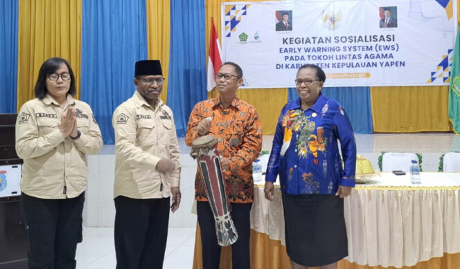 
					Pembukaan Sosialisasi Early Warning System (EWS) ditandai dengan Penabuhan Tifa yang dipimpin Wakil Buapati Kepulauan Yapen Roi Palunga. Foto: Ainun Faathirjal/KabarPapua.co
