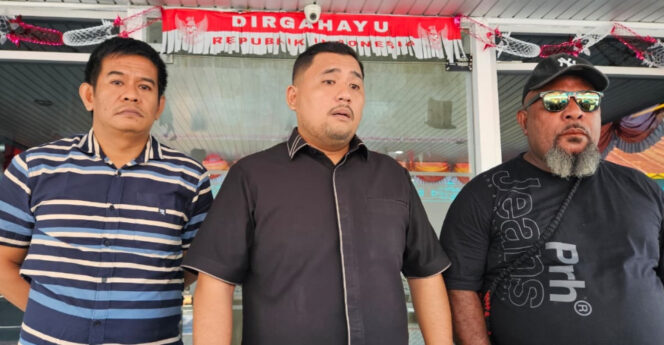 
					Koordinator Tim Kuasa Hukum PKLSP, Ghorga Donny Manurung (tengah) saat mendampingi para kontraktor listrik OAP saat mendatangi Kantor PLN Papua di Kota Jayapura. Foto: Katharina/KabarPapua.co