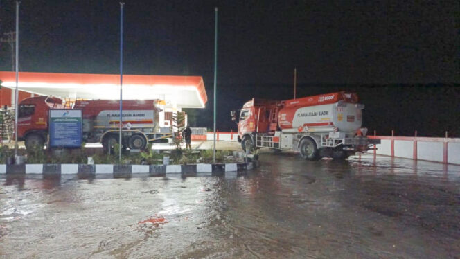 
					Penyaluran BBM terpenuhi pasca Jalan Trans Nabire terputus karena longsor.  Foto: Pertamina Patra Niaga Maluku Papua 