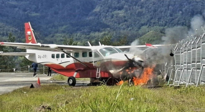 
					Pesawat Amole Air Terbakar di Bandara Ilaga