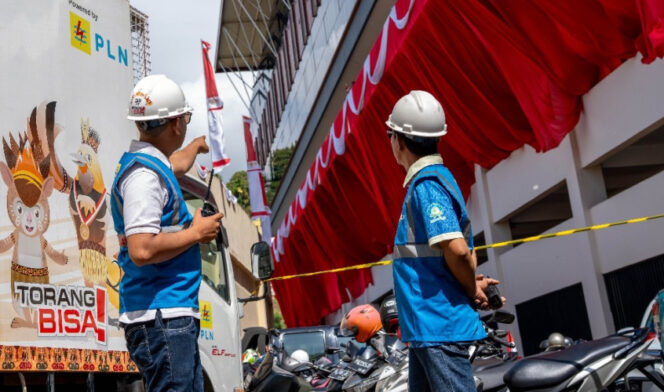 
					Petugas PLN di Papua saat perayaan HUT ke 80 RI. Foto: PLN Papua 