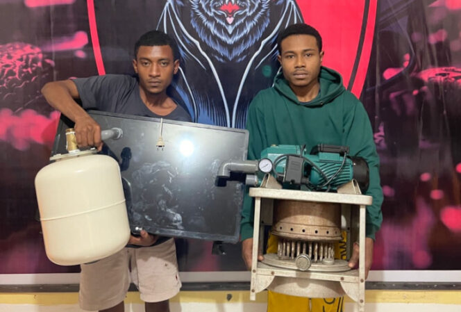 
					ELK dan YYM terduga pelaku pencurian di Kepulauan Yapen. Foto: Humas Polres Yapen.