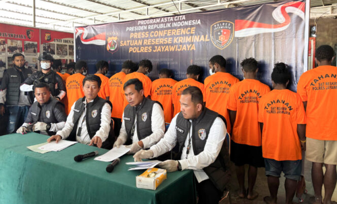 
					Polres Jayawijaya melakukan Press Conference terkait 12 terduga pelaku tindak pidana kejahatan di Wamena, Kabupaten Jayawijaya, Papua Pegunungan. (KabarPapua.co/Agris Wistrijaya)