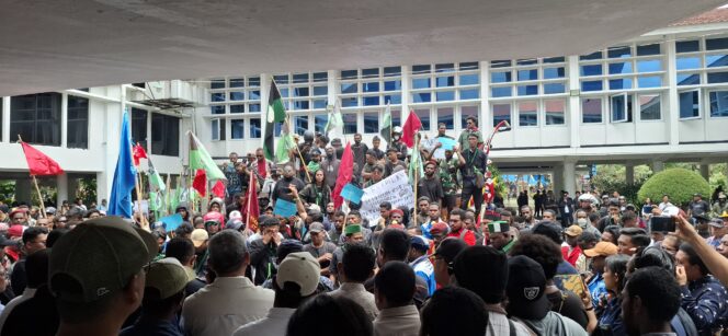 
					Kelompok Cipayung Plus unjuk rasa di Kantor DPR Papua, Senin 1 September 2025. Foto: Imelda/KabarPapua.co