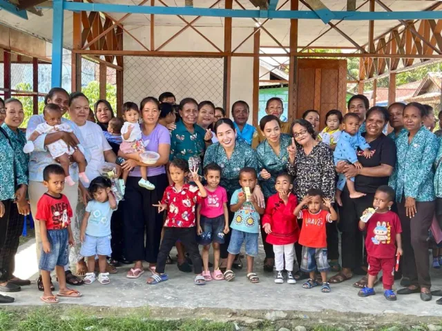 
					Tim Penggerak Pemberdayaan dan Kesejahteraan Keluarga (TP-PKK) bersama Dinas Sosial  Kabupaten Jayapura menyerahkan bantuan intervensi stunting kepada 76 anak teridentifikasi stunting di Distrik Sentani Timur. Foto: jayapurakab.go.id