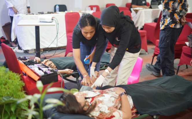 
					SIP Azana Hotel Jayapura bersama PMI Provinsi Papua berkolaborasi menggelar aksi donor darah dalam rangka HUT ke-80 PMI, Rabu, 24 September 2025. (Foto Dok: SIP Azana Hotel Jayapura)