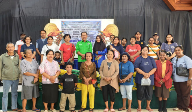 
					Usai reses dan bagi bapok, anggota DPRK Kepulauan Yapen Markus Marjunata berfoto bersama masyarakat. (KabarPapua.co/Ainun Faathirjal)