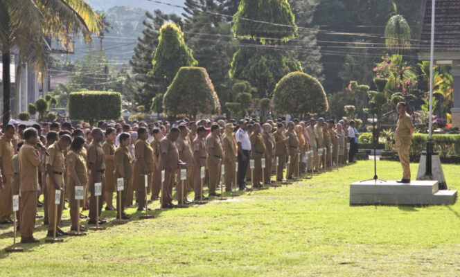 
					Apel gabungan bersama di Halaman Kantor Bupati Kabupaten Kepulauan Yapen, Serui, Senin, 8 September 2025. (KabarPapua.co/Ainun Faathirjal)